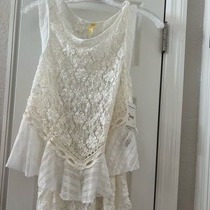 Free People NWOT adorable lace shirt with open back so cute